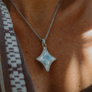 
                  
                    Der Stern - Anhänger mit Larimar 925 Sterling Silber rhodiniert
                  
                